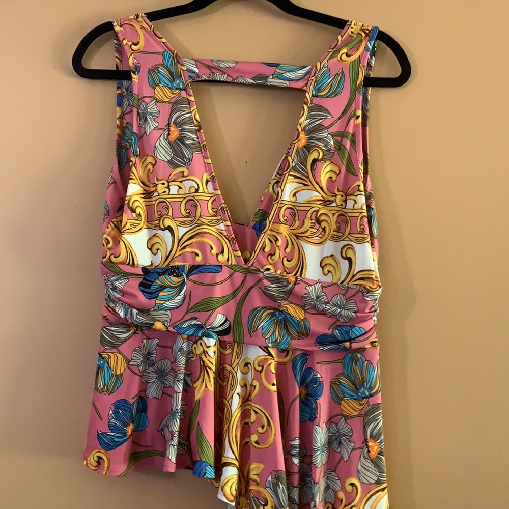 Venus size large deep v asymmetrical top - Picture 2 of 3
